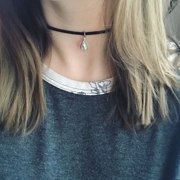 Iridescent Teardrop Choker - Picture 2 of 2